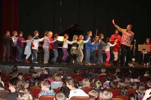 Foto: Das Zookonzert fr die Jeunesse im Stadttheater Wels im Jnner 2010: Marko und Kinder beim Tausendfestepp, Foto: Barbara Pichler