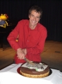 Foto: Marko beim Torte-Anschneiden im Wiener Haus der Musik anlsslich seines 20-jhrigen Konzertjubilums. (Filipp Frosch im Hintergrund hofft, dass auch fr ihn ein Leckerbissen abfllt...)