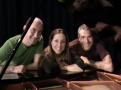 Foto: Die Pianistin Giovanna Farigu, unser Tonmeister Jupp Prenn und Marko Simsa am Tag der CD-Aufnahme fr Schumanns "Kinderszenen" im Haus der Musik im Juli 2009