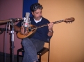 Foto: Wir sind im Studio fr die CD zum Buch "Lukas spielt Gitarre", hier im Bild: Marios mit der griechischen Busuki