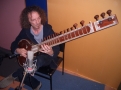 Foto: Auch fr die "Lukas spielt Gitarre"-CD im Studio: Robby mit der indischen Sitar