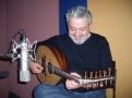 Foto: Mit einer Vorgngerin der Gitarre, mit der arabischen Ud ist auch Marwan im Studio fr die CD zu "Lukas spielt Gitarre"